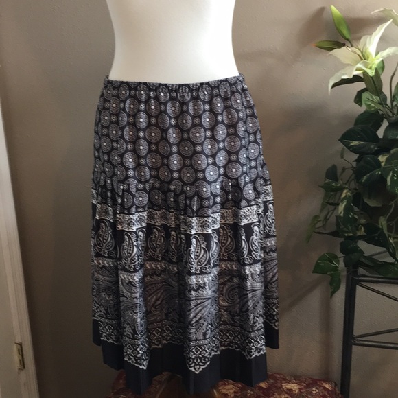 Black and White Printed Skirt - Picture 3 of 5
